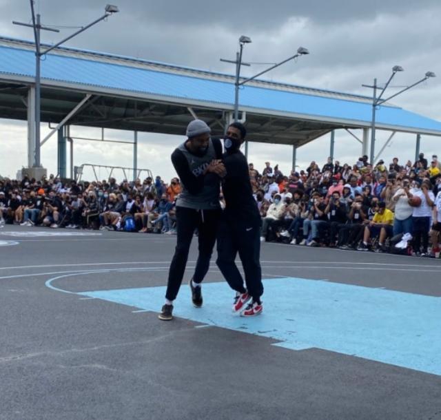 预测挑战-户外训练KD欧文热情相拥 拒接疫苗他依然态度坚决