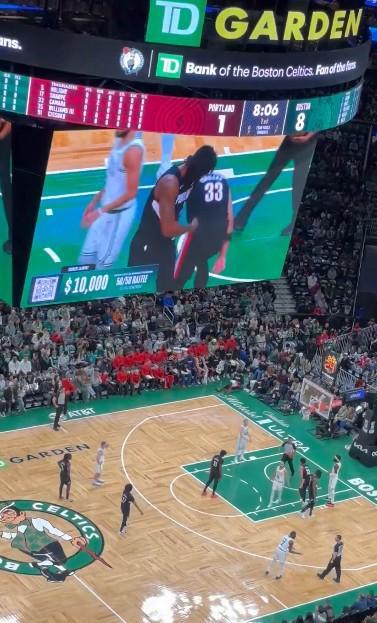 互动娱乐-罗威被交易后首次回到绿军主场，绿军主场球迷为其送上掌声